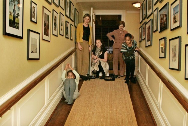 Дженна Буш Хагер опубликовала фото дочерей Обамы во время их первого визита в Белый дом