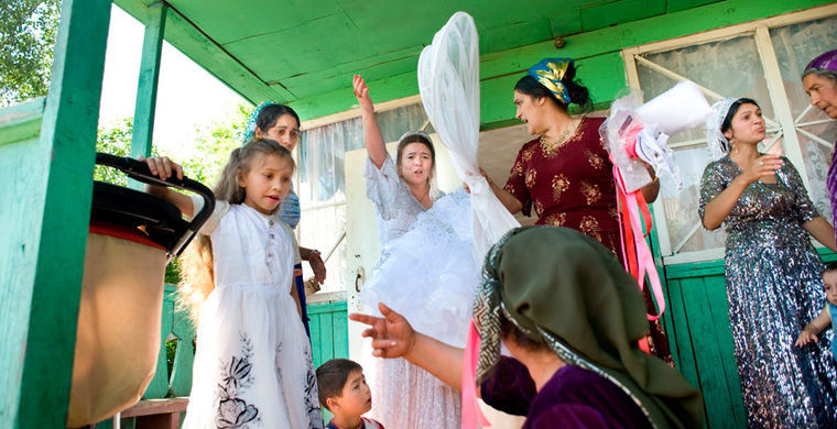    Они демонстрируют гостям на свадьбе «честь невесты»