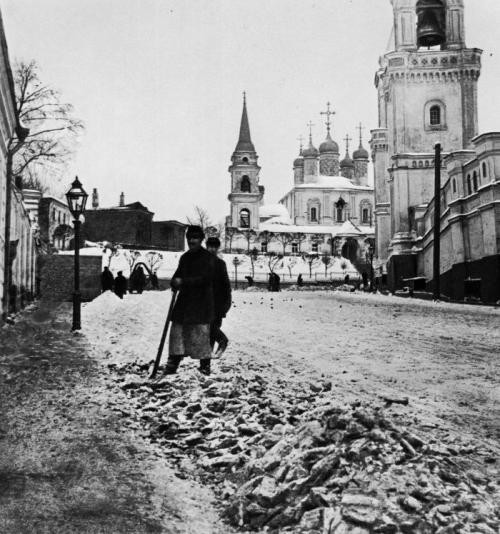 Московский дворник. Вид из Б.Ивановского (ныне ул.Забелина) пер. на церковь князя Владимира; справа Ивановский монастырь.