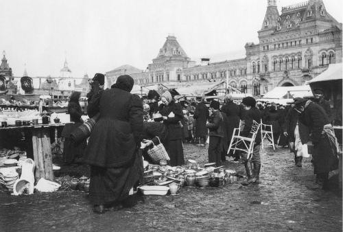 Оживленная торговля возле  Верхних торговых рядов на Красной площади