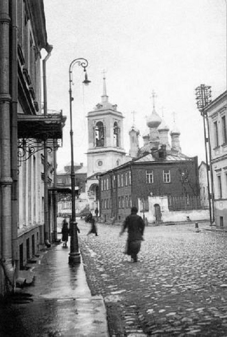 Булыжная мостовая, водостоки, аккуратный тротуар и фонарь. угол Николощепковского (ныне 1-й Смоленский) и Щепковского (ныне 2-й Николощепковский) переулков с церковью Николая Чудотворца на Щепах близ Смоленского рынка. 