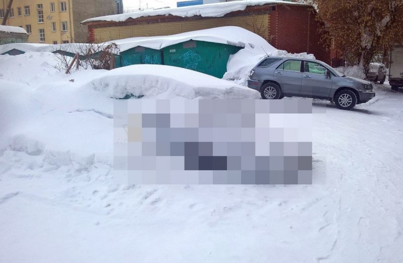 В Новосибирске грузовик проехал по капоту машины засыпанной снегом