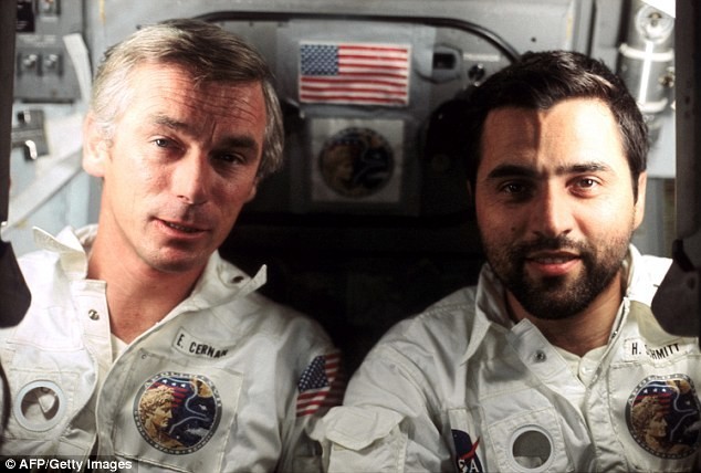 Космонавт Сернан (слева) и ученый-астронавт Харрисон H. Джек Шмитт, сфотографированы третьим членом экипажа, Рональдом Эвансом, на борту космического корабля "Аполлон-17" во время последнего прилунения  