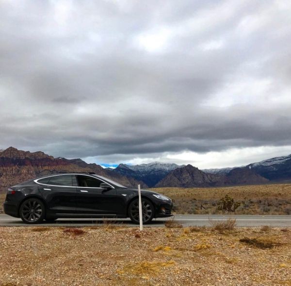 Владелец Tesla не смог завести электромобиль в пустыне из-за отсутствия сотовой связи