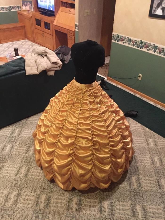 Чтобы сделать предложение, парень воссоздал платье Белль из «Красавицы и Чудовища»