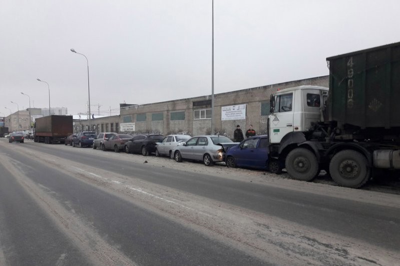 В Санкт-Петербурге мусоровоз устроил "паровозик" из 6 припаркованных машин