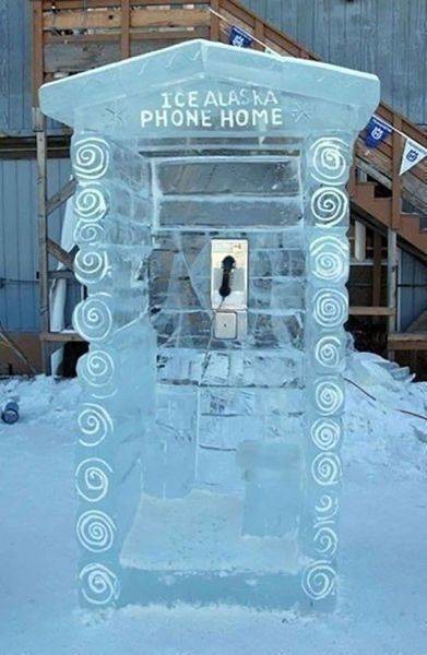 Телефонная будка на Аляске 