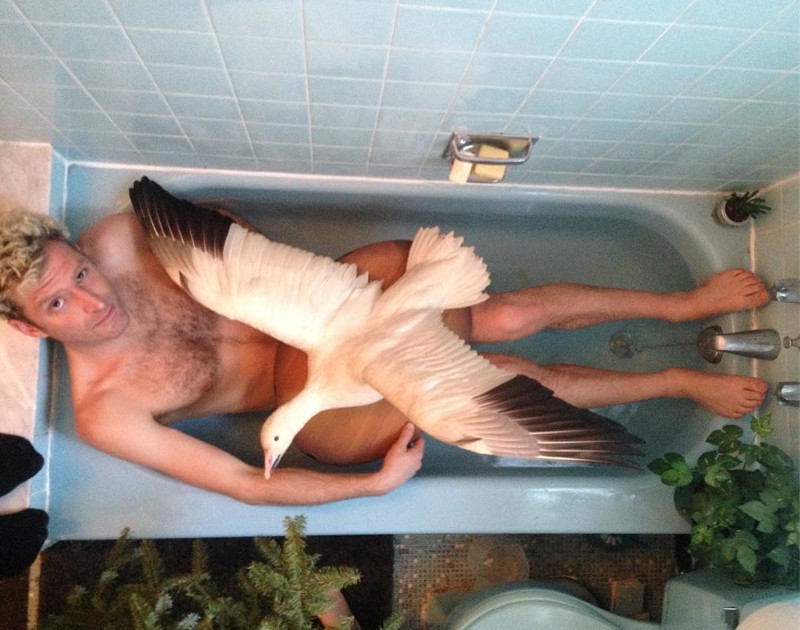 Мужчина фотографируется в чужих ваннах и постит в инстаграм