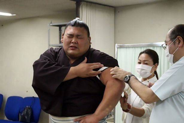 Сейчас в Японии началась эпидемия гриппа, так что без процедуры борцам просто не обойтись 