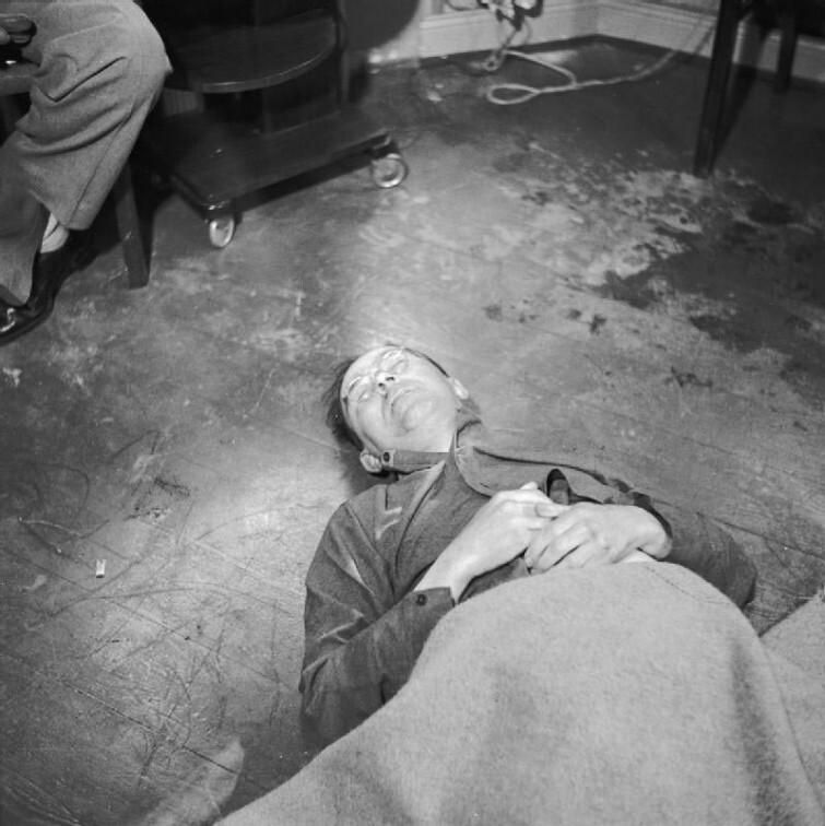 Труп Генриха Гиммлера. Рейхсфюрер СС покончил с собой 23 мая 1945 года при задержании в городе Люнебурге, приняв цианистый калий 