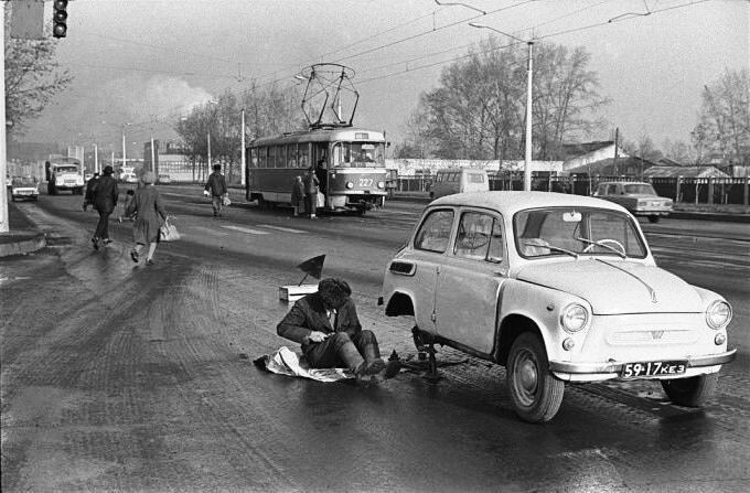 Ремонт автомобиля ЗАЗ–965 на проезжей части, 13 октября 1981 года, СССР 