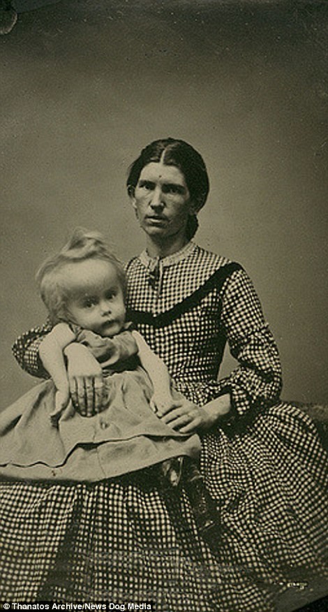 Мать позирует со своим ребенком для портрета