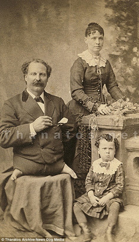 Эли Боуэн из Огайо, также известный как «Безногое чудо», со своей женой и явно чем-то недовольным ребенком, 1875 год