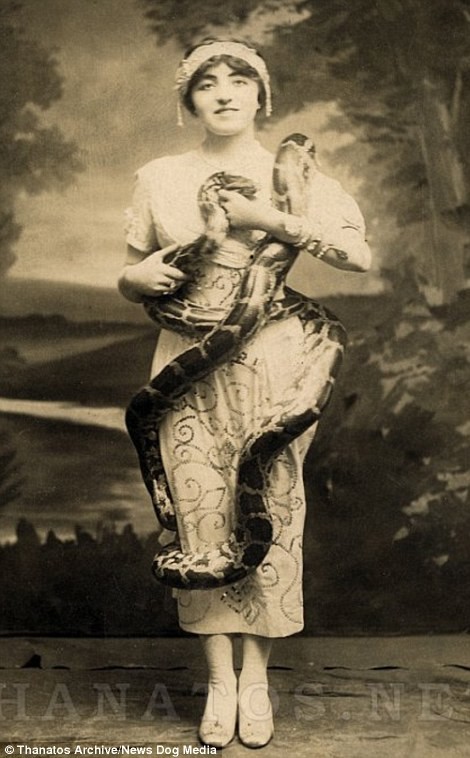 Берта Хиллиер была популярной заклинательницей змей
