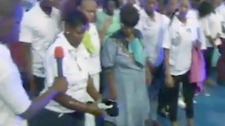 Африканский пастор "излечил" вагинальные бородавки прихожанки с помощью своей туфли