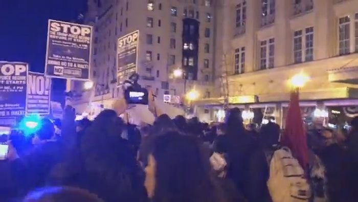 В Вашингтоне начались массовые протесты против Трампа