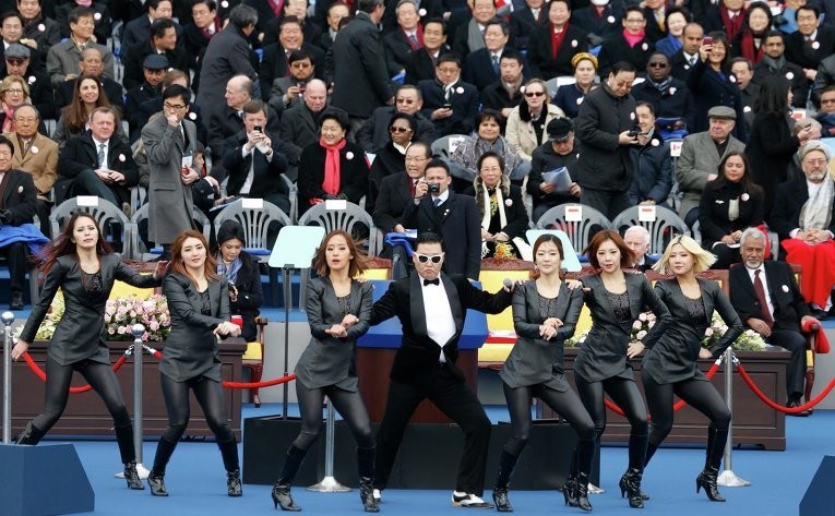 Церемония инаугурации южнокорейского  президента  Пак Кын Хе  запомнилась танцем Gangnam style.