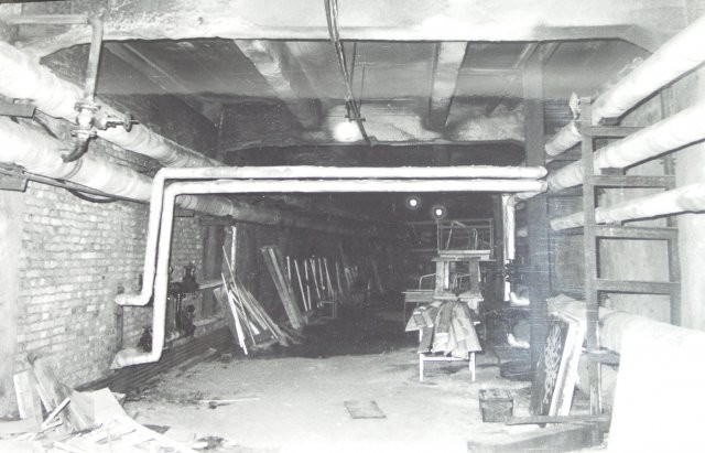Фотосравнение. Входной коридор "бункера Сталина" в 1991 г. (верхняя фотография) и теперь.
