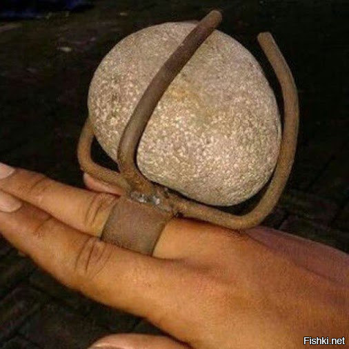 Подарил жене кольцо с большим камнем