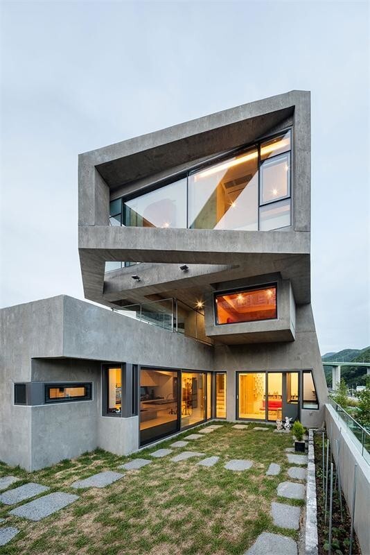 Бетонный дом в виде совы в Южной Корее