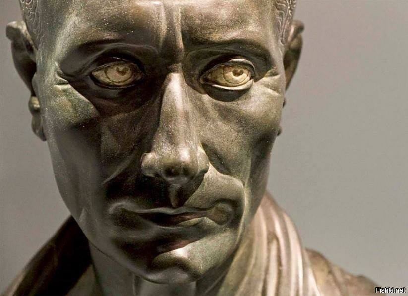 Гай Юлий Цезарь (статуя в Берлинском музее)