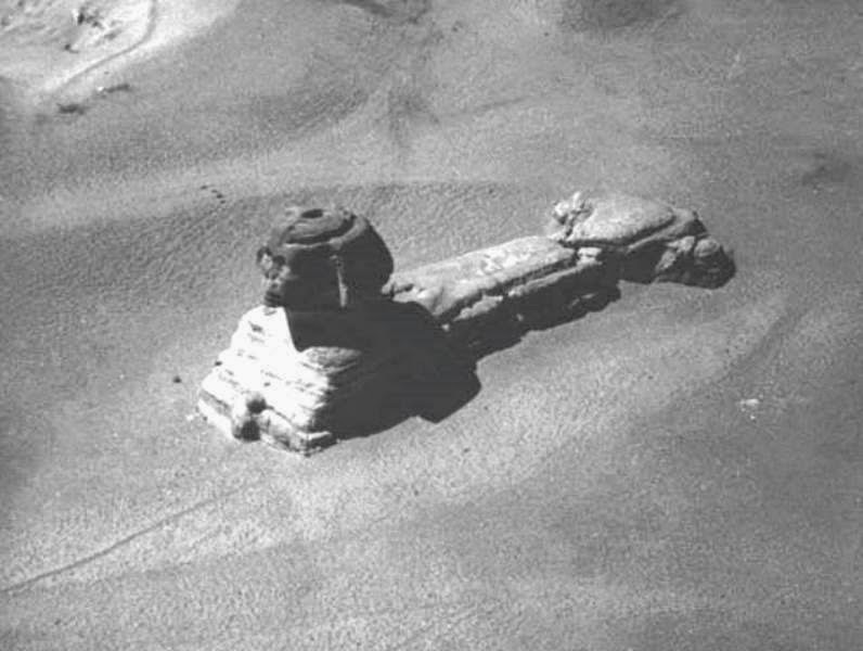 Редкое фото Большого сфинкса в Гизе до начала раскопок. Скорее всего, снимок был сделан с воздушного шара до 1871 года. 