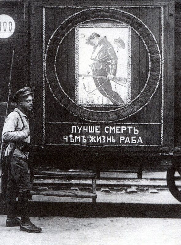 Солдат Красной армии рядом с агитационным плакатом,1917-1921 гг. 