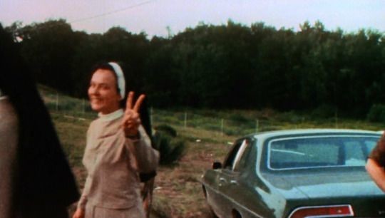 Монахиня на Вудстоке, 1969 год. Многие монахини и другие члены строгих религиозных практик принимали участие в фестивале.