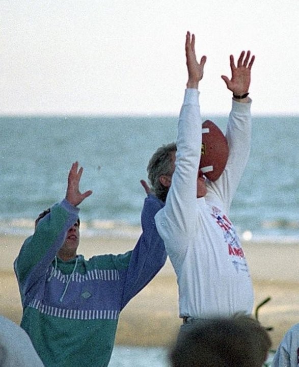 Билл Клинтон играет в футбол, 1993 год, СШР )))(США)