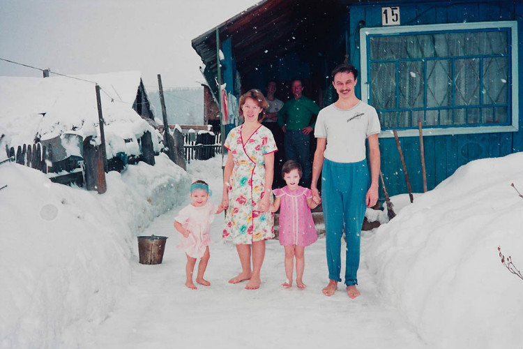 14. Петр с семьей, Апанас, 1993 год