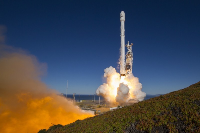 Впечатляющее фото недавней посадки SpaceX Falcon 9 на морскую платформу