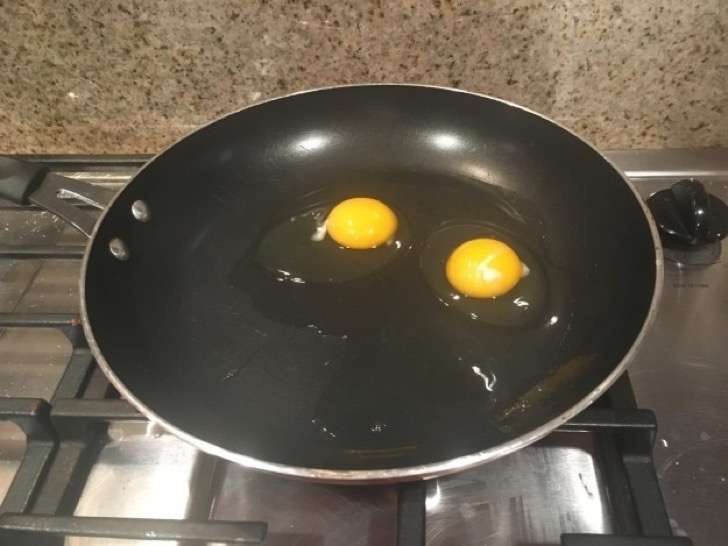 "Я пыталась пожарить яйца на сковородке, но не получалось. Наконец я поняла, что не включила плиту. Я смотрела на сырые яйца 10 минут".