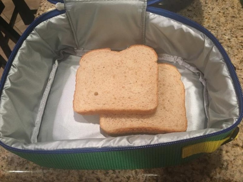 "Собрала мужу обед на работу, а потом получила эту фотографию. Я приготовила ему пустой сэндвич! Просто два кусочка хлеба". 