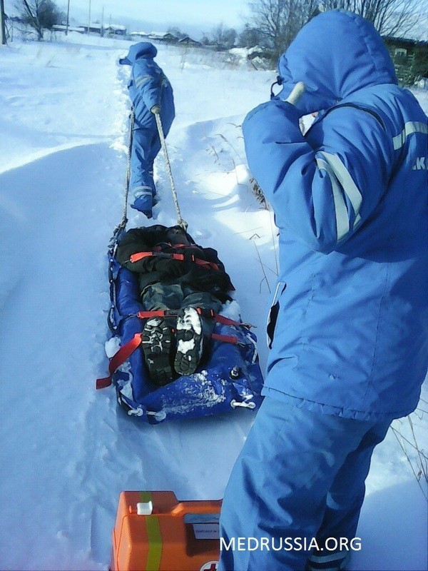 Республика Коми: медики «скорой» тянут пациента по снегу на своих плечах