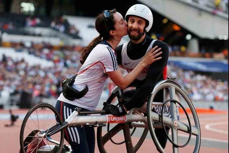 Канадский гонщик получает поздравление от жены, после того, как выиграл золотую медаль в гонке на 100 метров на инвалидных колясках в 2012 году в Лондоне. 