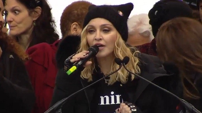Очень много других звезд выступали в протестных маршах, например Мадонна, которая обложила Трампа матом и призвала к революции