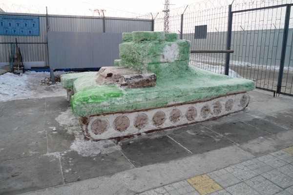 Заключённые слепили из снега «Гелендваген» и танк