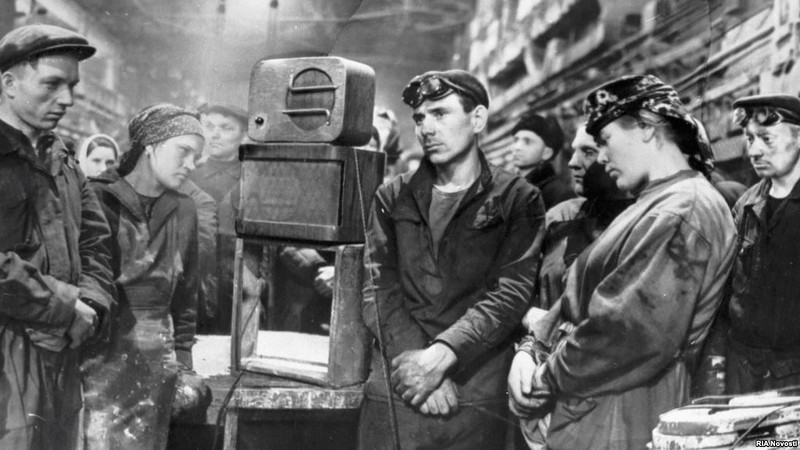 Рабочие завода Динамо слушают сообщение о смерти Иосифа Сталина. Фото Д. Бальтерманца: