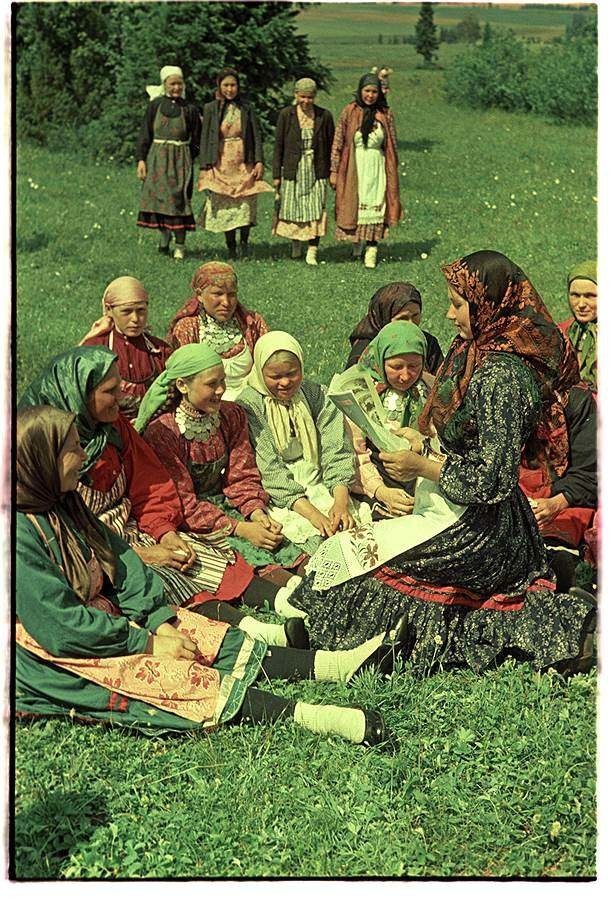 Агитатор Зоя Титова читает журнал удмуртским колхозницам, Мало-Пургинский район, фото Михаил Савин, 1950 год: