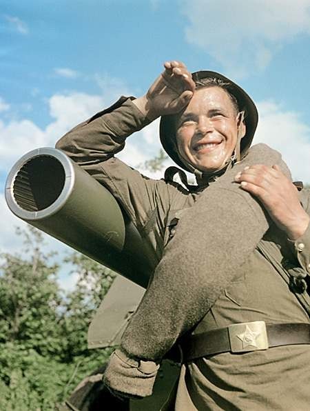 Гвардии младший сержант В. Агапов — командир одного из лучших расчетов Н-ской гвардейской части. Фотографы Г. Макаров, А. Становов, 1952 год: