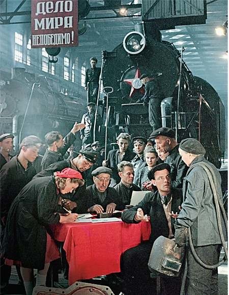 Рабочие Коломенского паровозостроительного завода им. Куйбышева подписывают обращение Всемирного совета мира о заключении Пакта мира, Исаак Тункель, 1951 год: