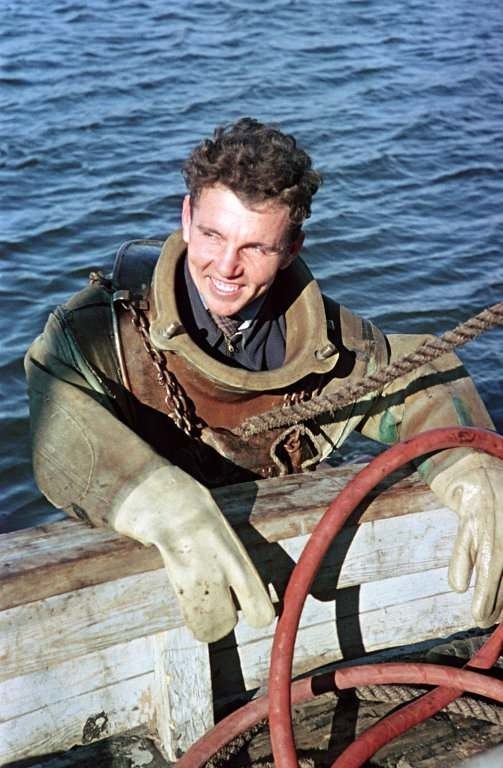 Рыбинское море. Водолаз Николай Лященко. Фото Михаила Савина, 1951 год:
