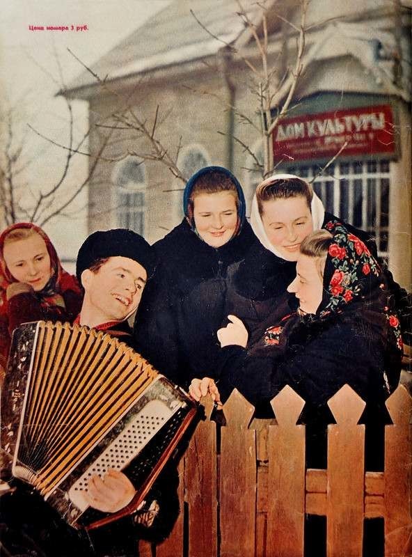 У Дома культуры колхоза «Рассвет» в Кировском районе, Могилевской области, Белорусской ССР, фото М. Савин, 1955 год: