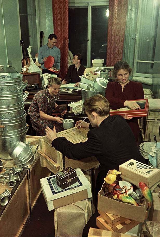 Комсомольцы Василеостровского района упаковывают подарки для целинников, Николай Ананьев, 1955 год: