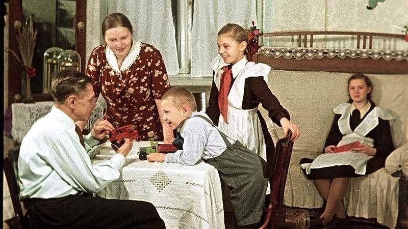 Пекарь С.И. Мельников с семьей в новой квартире. Фотограф Олег Кнорринг, 1951 год: