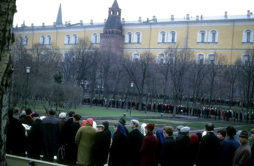 Главная очередь в СССР к Мавзолею В.И. Ленина в Александровском саду, 1968 год, Москва 