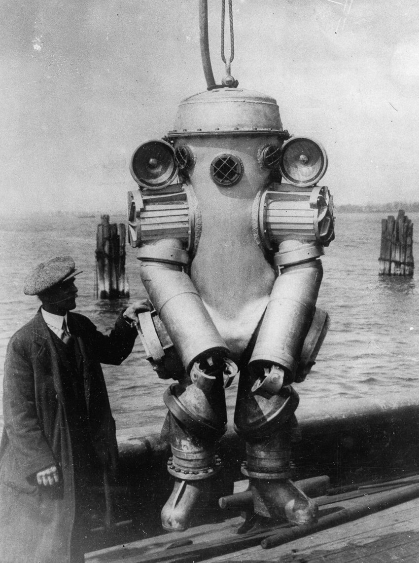 Американский изобретатель Х. Л. Боудин со своим глубоководным гидрокостюмом с установленными на плечах 1000–ваттными лампами, 15 августа 1931 года
