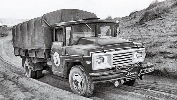 Грузовой автомобиль ЗиЛ-130 с перспективной кабиной водителя из стеклопластика, СССР, 1970 год.