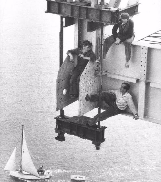 Перекур на стройке моста в новозеландском Окленде, 1950 год