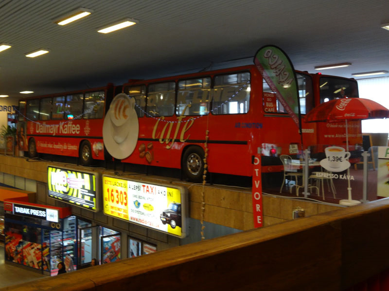 Кафе автовокзала Братиславы из двух автобусов Икарус